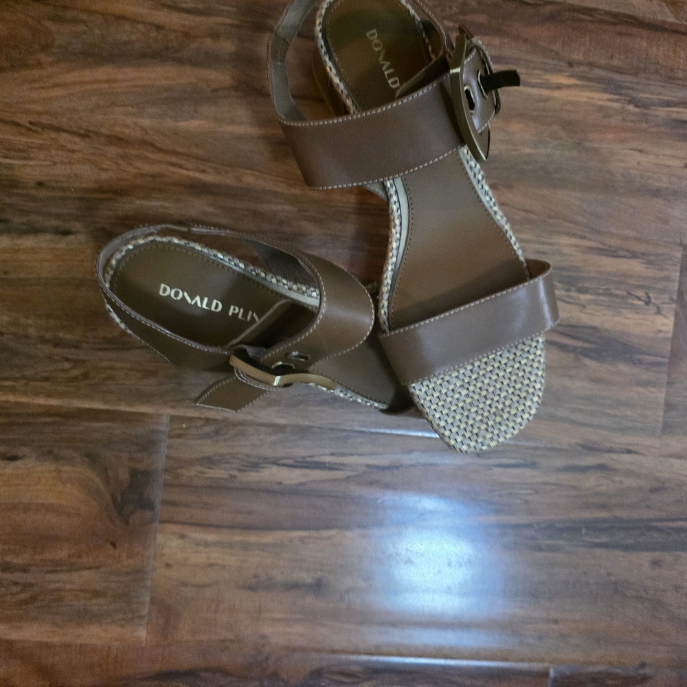 Donald Pilner Brown Saddle Leather Vixi Sandal. Size 9. New - Picture 4 of 8